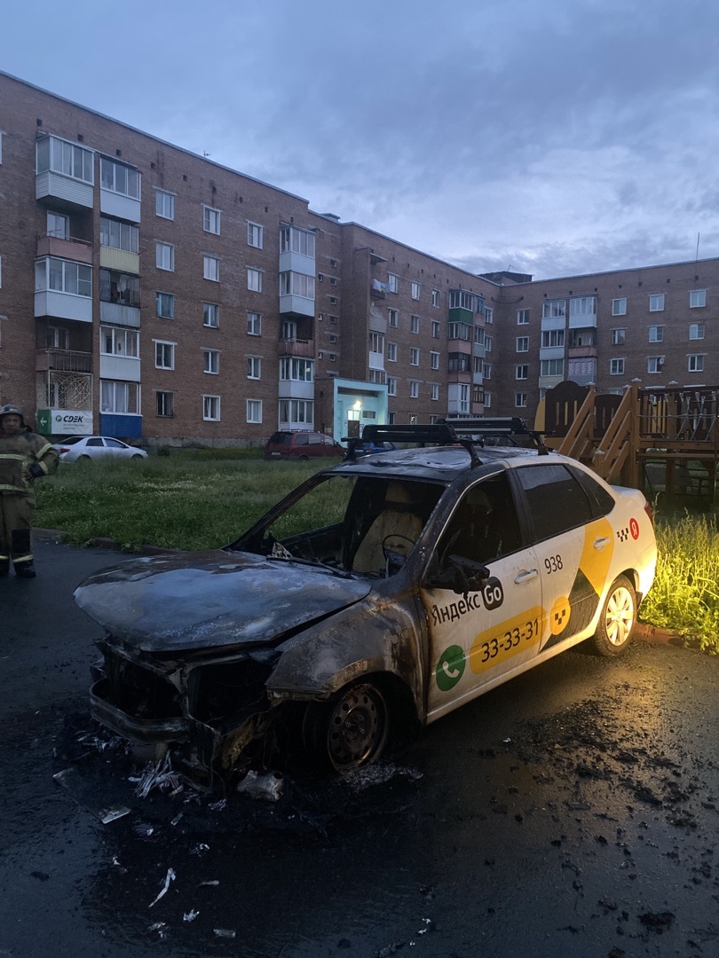 Бомбилы жгут машины такси в Шерегеше | Пикабу