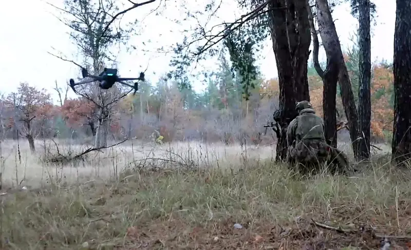 Footage is shown of how a Russian Armed Forces fighter single-handedly continued the assault on a Ukrainian Armed Forces supporter even after being wounded - Politics, news, Special operation, Military Review, Heroism, Courage, The soldiers, Military establishment, Drone, APU, Negative, Video, Video VK, Longpost