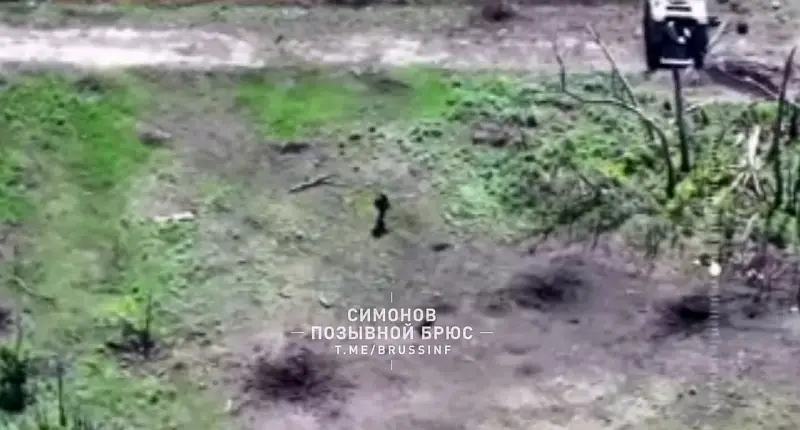 Footage is shown of how a Russian Armed Forces fighter single-handedly continued the assault on a Ukrainian Armed Forces supporter even after being wounded - Politics, news, Special operation, Military Review, Heroism, Courage, The soldiers, Military establishment, Drone, APU, Negative, Video, Video VK, Longpost