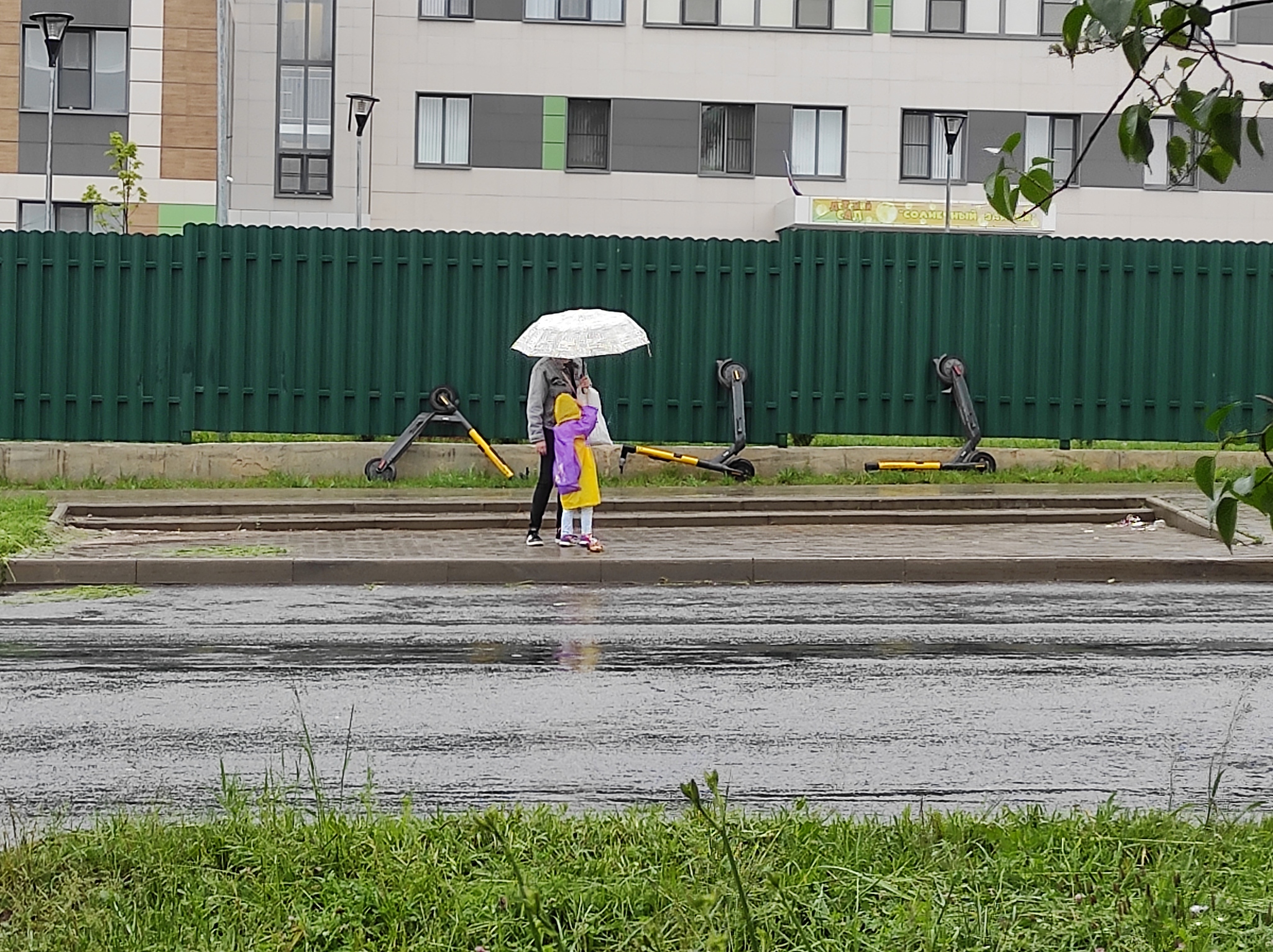 Кто-то не выдержал... - Моё, Электросамокат, Прокат самокатов, Уличная фотография