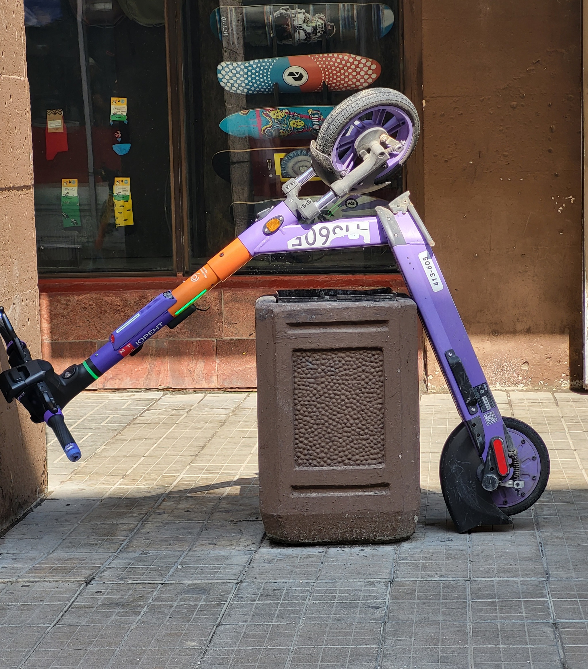 The scooter is parked properly - My, Kick scooter, Electric scooter, Traffic rules, A pedestrian, Parking, Garbage, Street photography