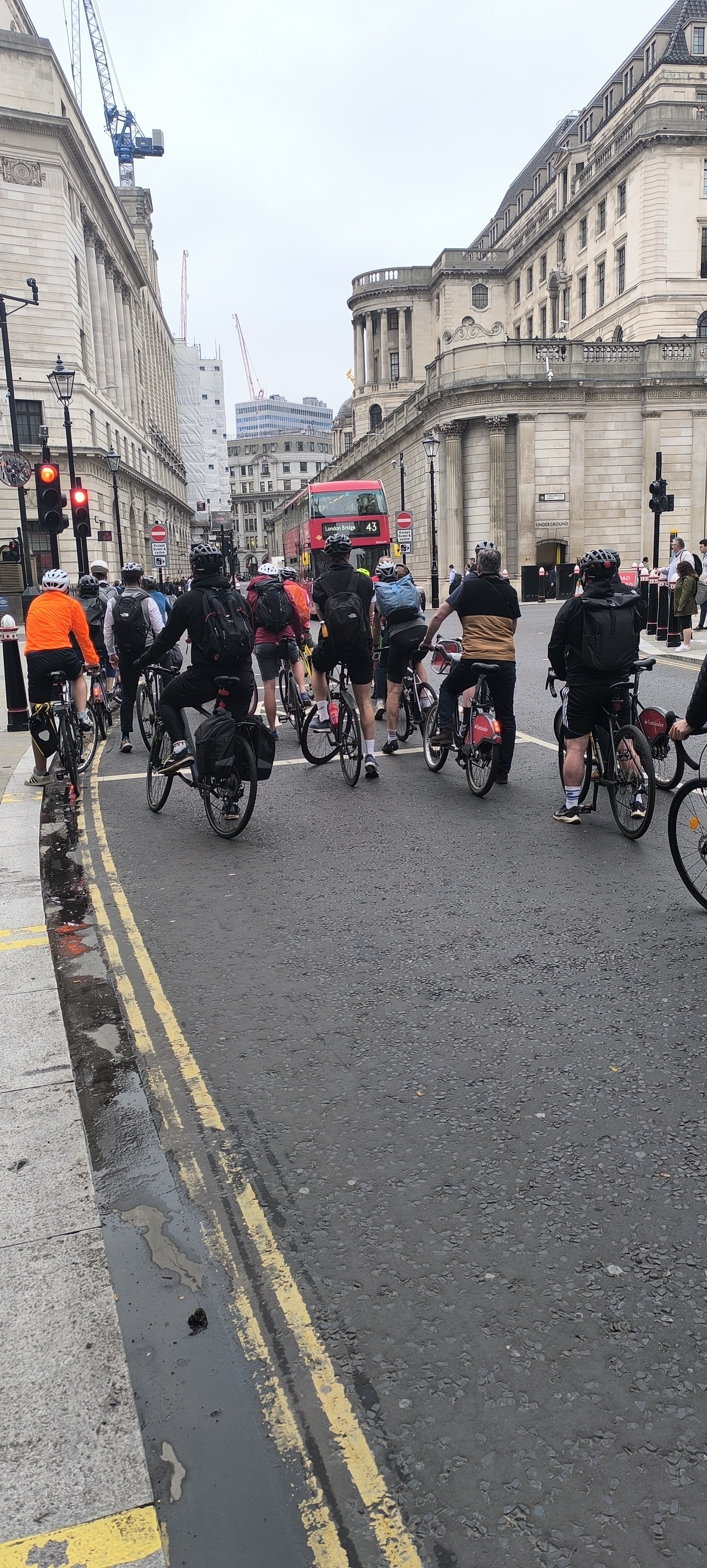 Morning London without cars - My, Public transport, Bus, London, Auto, The street, England, People, Cyclist, Transport, Parking, High prices, A pedestrian, Driver, Video, Vertical video, Longpost