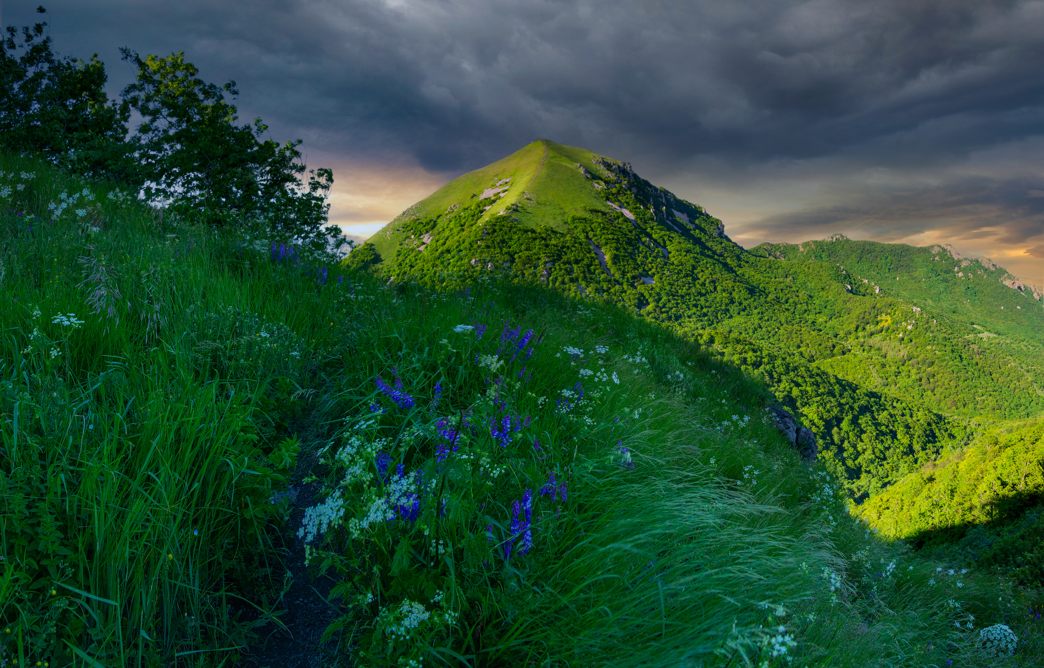 По горной тропинке перед грозой - Моё, Фотография, Природа, Кавказские Минеральные Воды, Пейзаж, Бештау