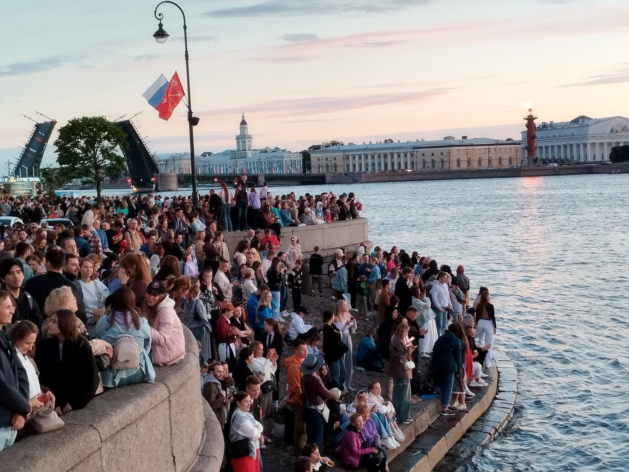 Алые паруса в Питере..Сказка для выпускников - Моё, Алые паруса, Санкт-Петербург, Ночь, Закат, Выпускной, Выпускники, Дворцовый мост, Дворцовая площадь, Стрелка, Васильевский Остров, Троицкий мост, Красота, Видео, YouTube, Длиннопост