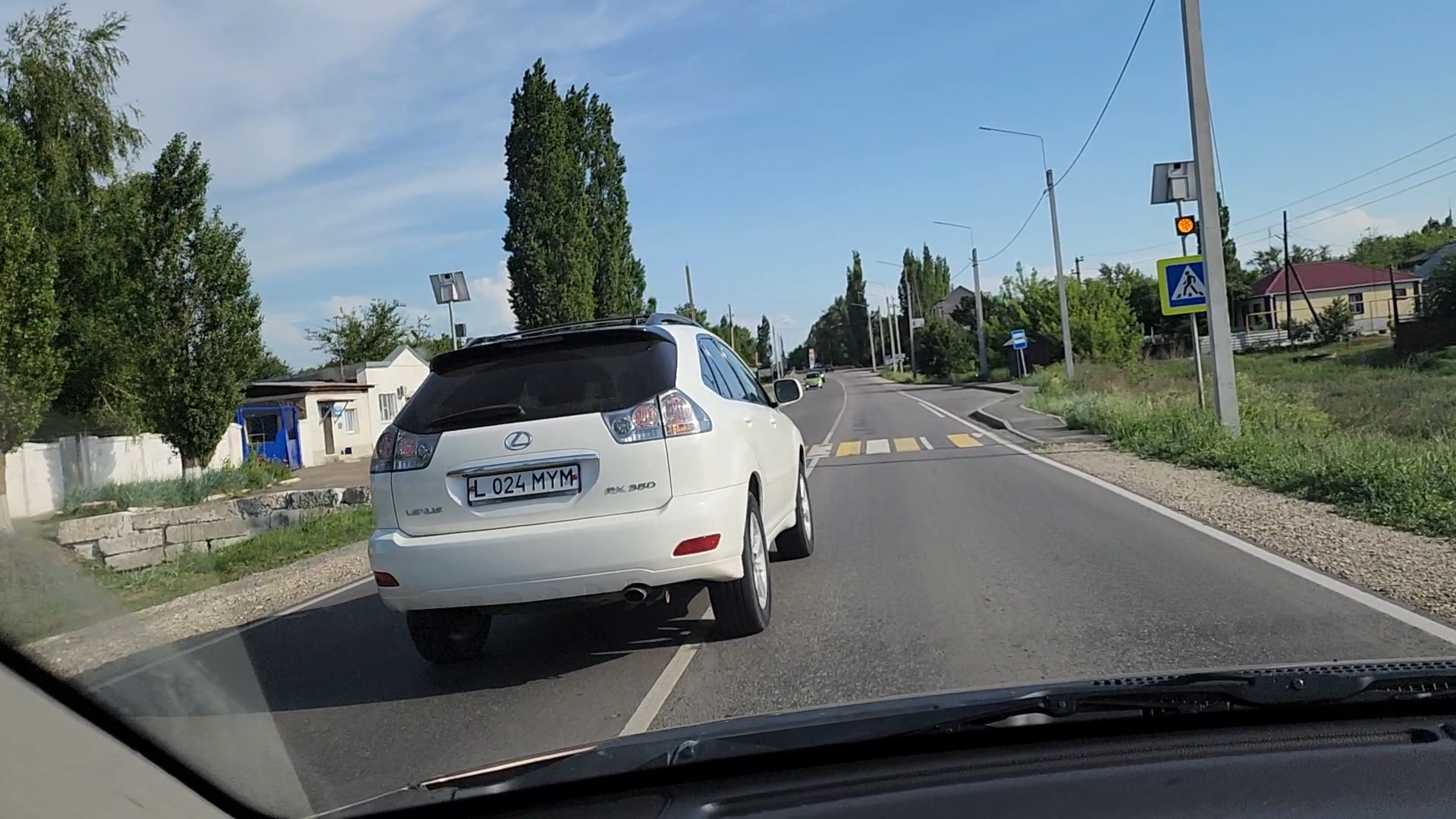 Подскажите, автомобильные номера какой страны на этом автомобиле? - Моё, Автомобильные номера, Нарушение ПДД, Обгон