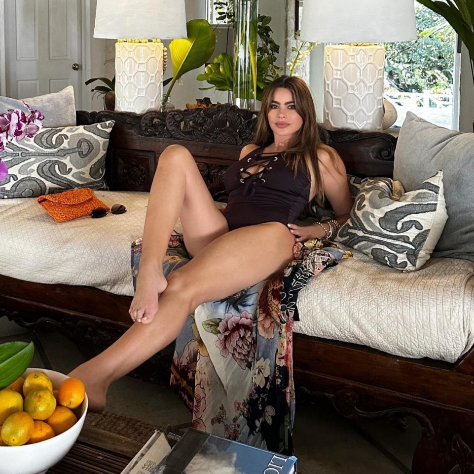 Sofia Vergara is ready to go to the beach, she's just waiting for you, comrade - Sofia Vergara, Women, Celebrities, Actors and actresses, beauty, Sexuality, Femininity, Girls, Legs, Feet, Swimsuit