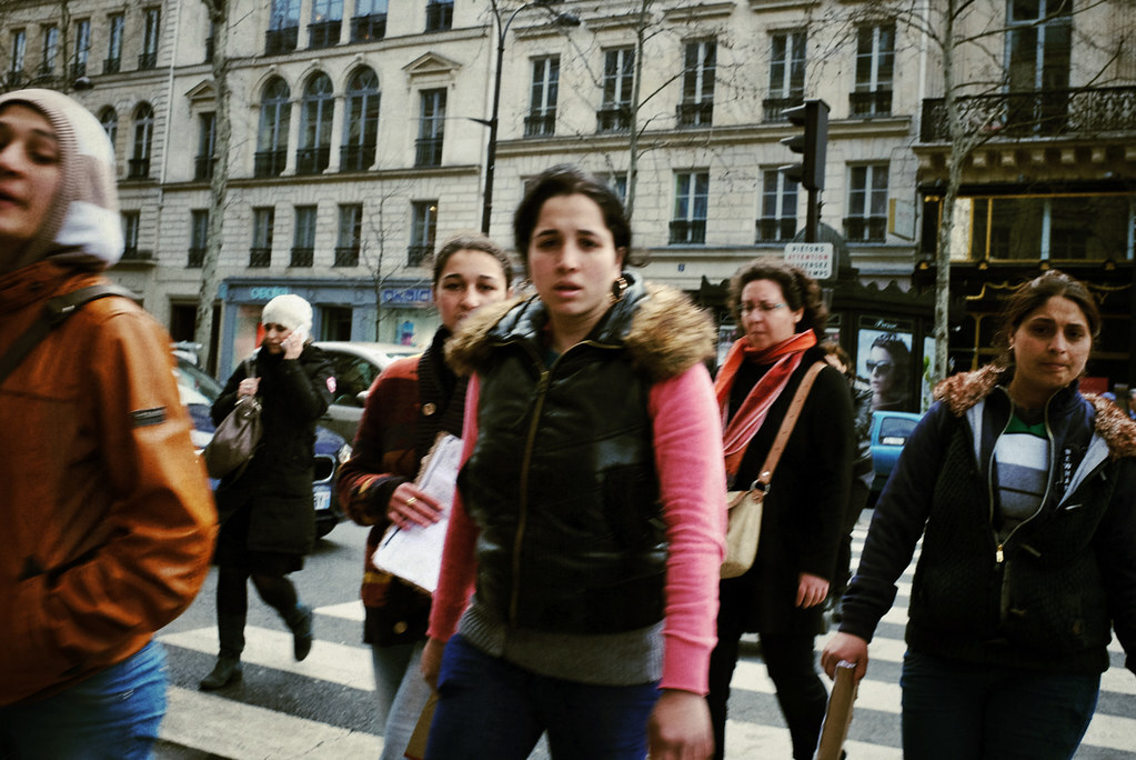 Parisian gypsies. A reminder for tourists on how to avoid meeting pickpockets - My, France, Pickpocket, Gypsies, Thief, Deception, Fraud, Precaution, Video, Vertical video, Longpost, Negative