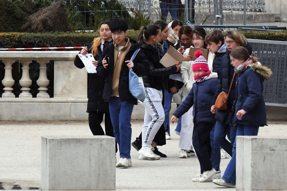 Parisian gypsies. A reminder for tourists on how to avoid meeting pickpockets - My, France, Pickpocket, Gypsies, Thief, Deception, Fraud, Precaution, Video, Vertical video, Longpost, Negative