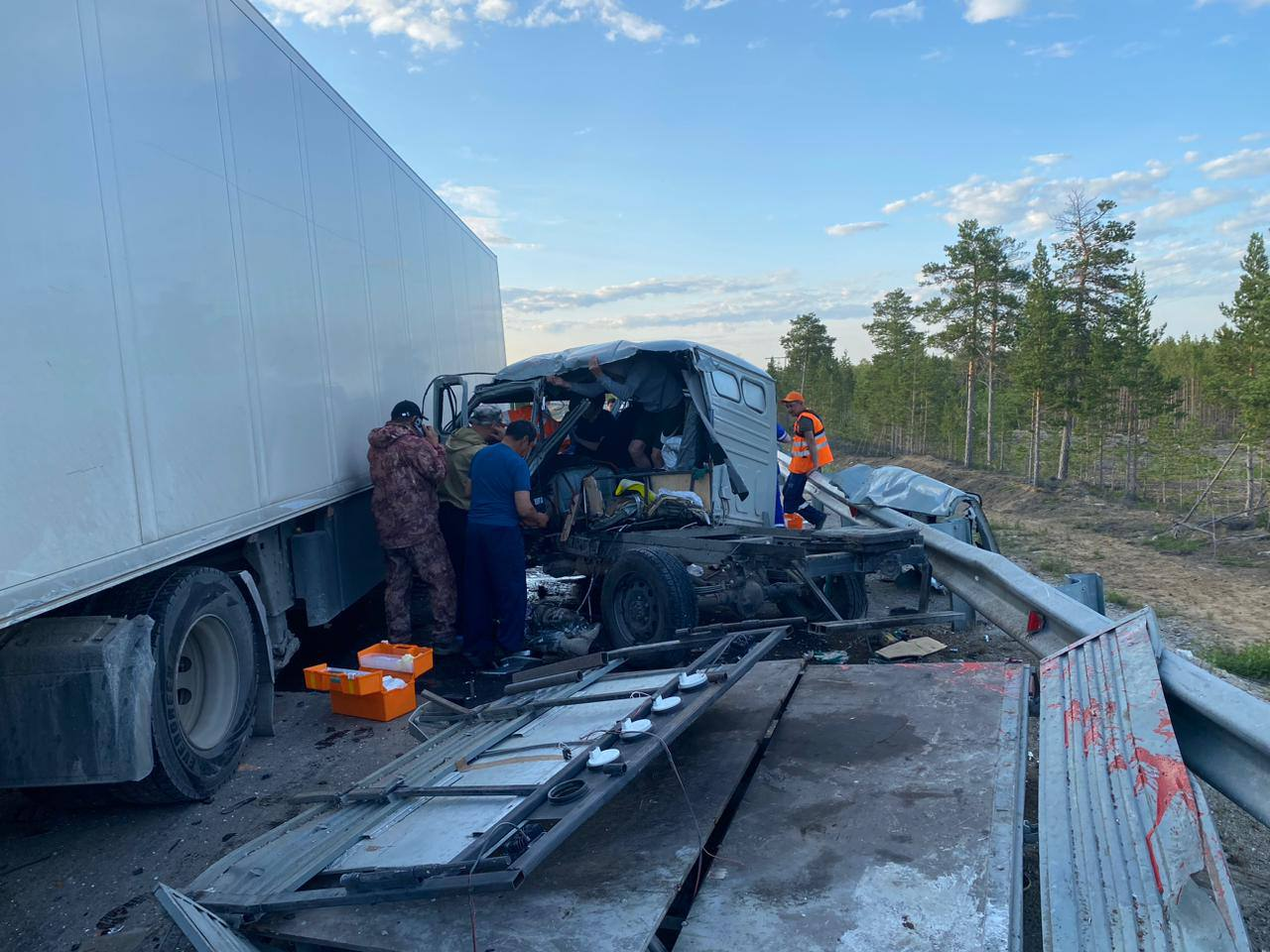 There was nothing left of the car, but no one died - Negative, Violation of traffic rules, Incident, Road accident, Auto, Crash, UAZ loaf, Truckers, Longpost