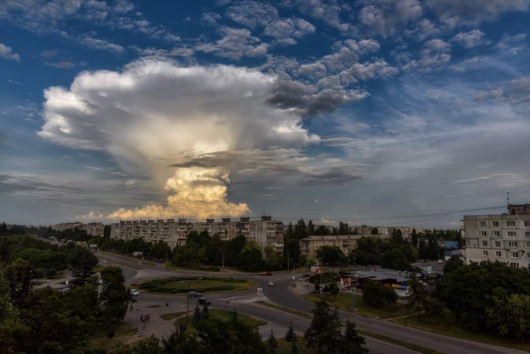 Сегодня вид из Запорожья на Энергодар и АЭС - Фотография, Стремно, Кучевые облака, Пейзаж, Запорожье, Природные явления