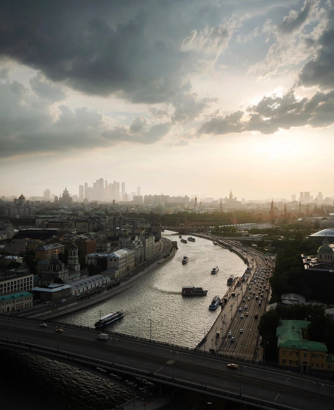 Evening glimpses of the sun after a hurricane in Moscow - The photo, Russia, Moscow, Town, Evening, River, Bridge, Sky, The sun