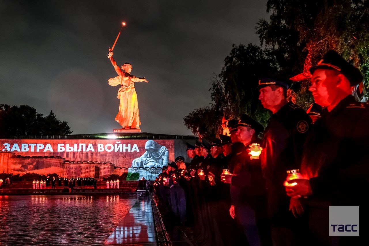 На Мамаевом кургане зажгли свечи в рамках акции 