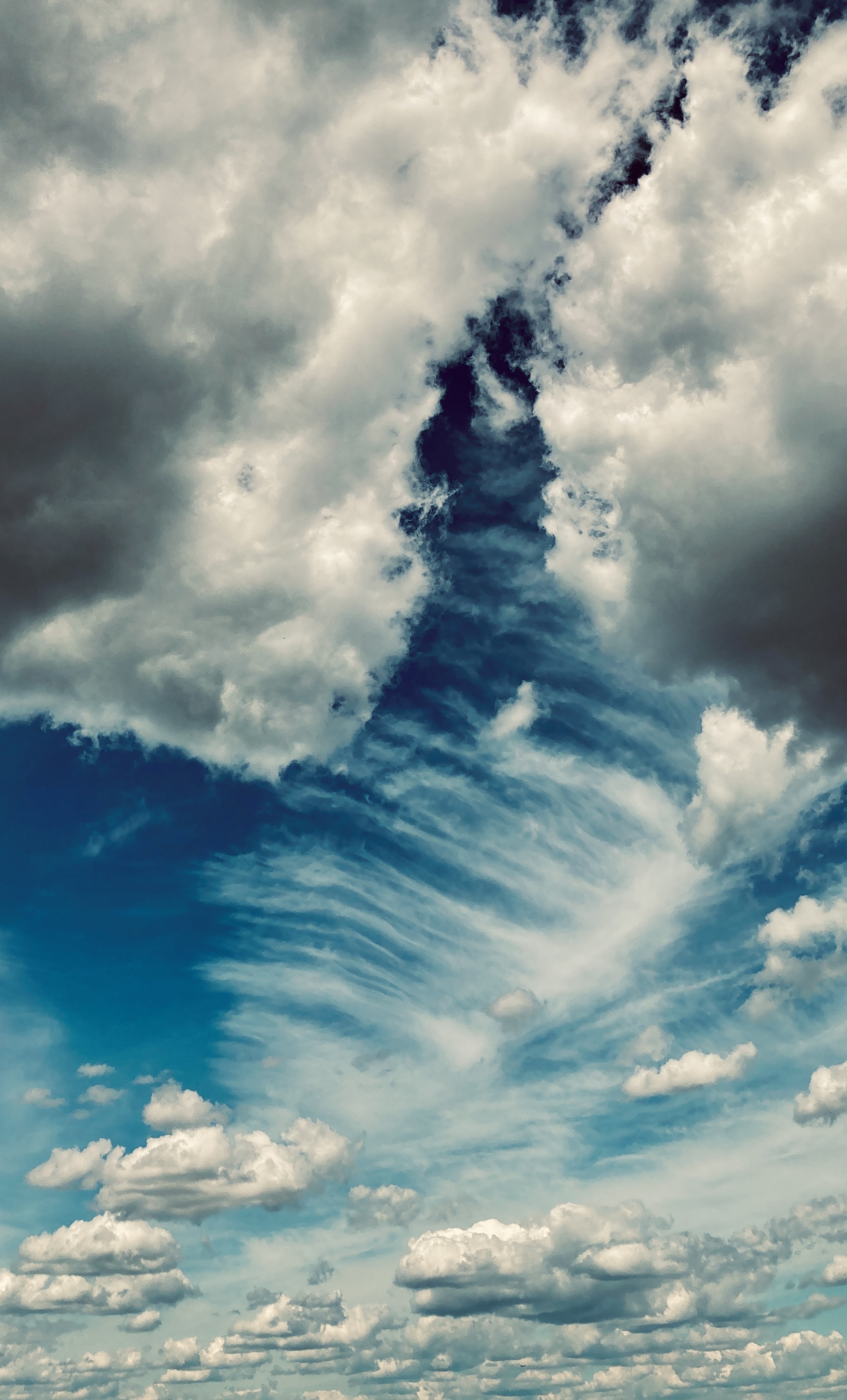 Moscow sky for 06/23/2024 - Moscow, Walking around Moscow, Sky, Weekend, Clouds, Cirrus clouds, City walk, Town, Urban fantasy, Urban environment, Inversion, Gum, Relaxation, Coffee, Longpost