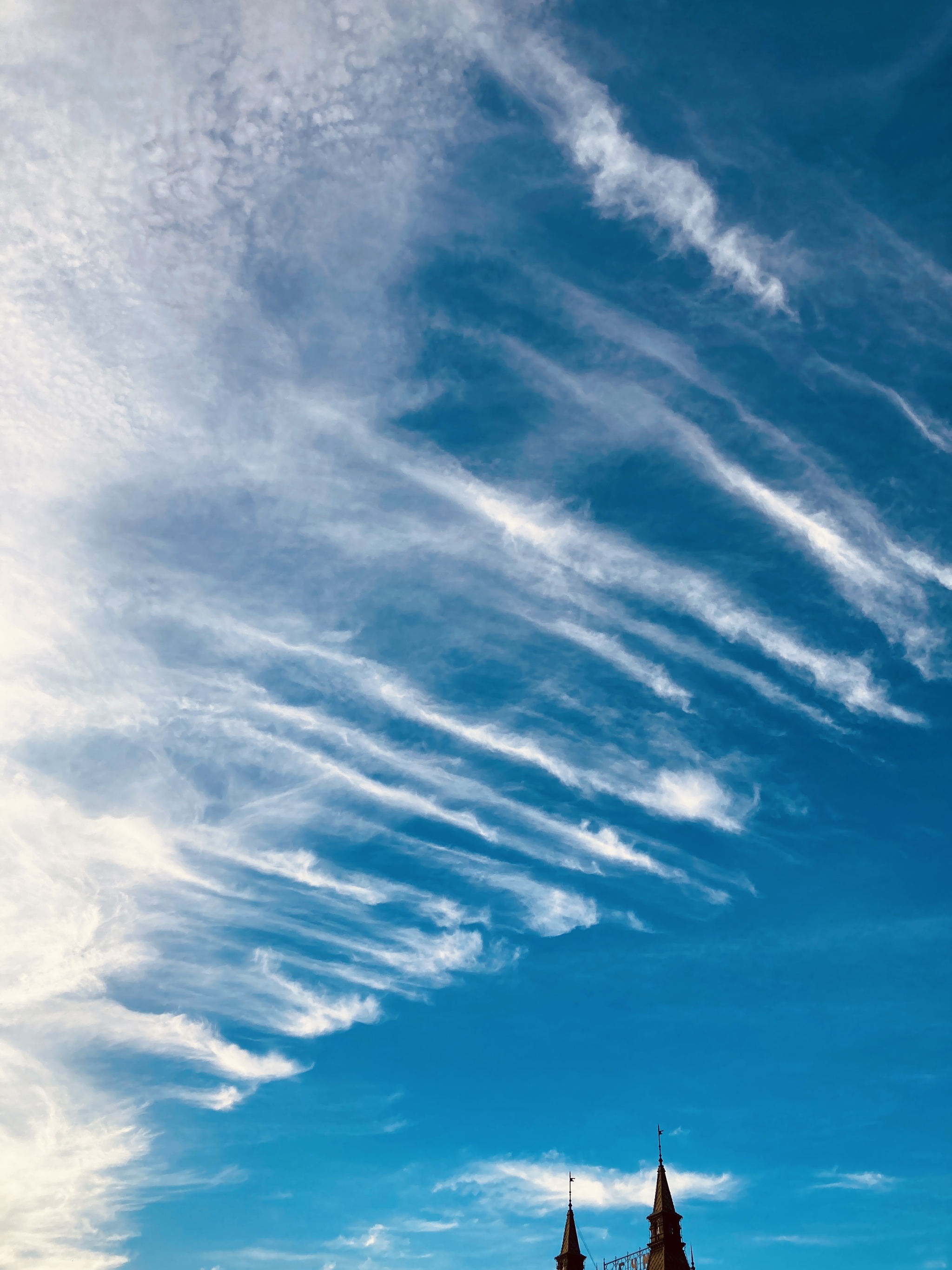 Moscow sky for 06/23/2024 - Moscow, Walking around Moscow, Sky, Weekend, Clouds, Cirrus clouds, City walk, Town, Urban fantasy, Urban environment, Inversion, Gum, Relaxation, Coffee, Longpost