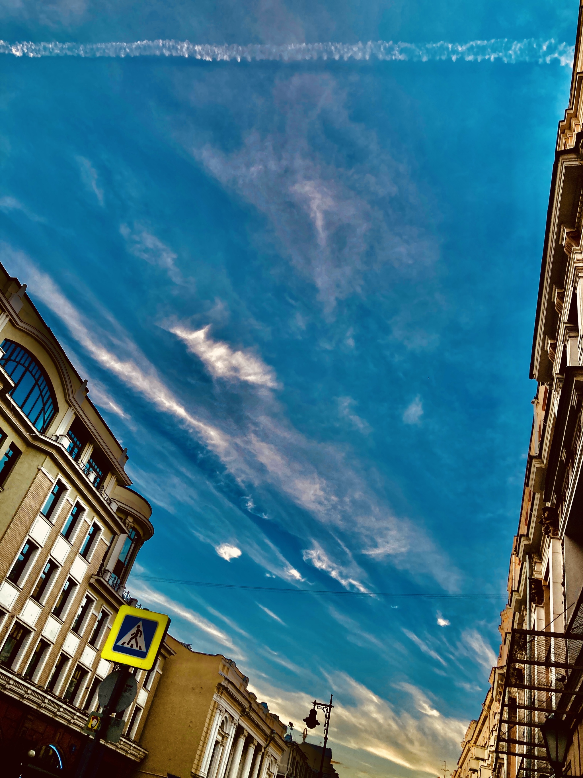 Moscow sky for 06/23/2024 - Moscow, Walking around Moscow, Sky, Weekend, Clouds, Cirrus clouds, City walk, Town, Urban fantasy, Urban environment, Inversion, Gum, Relaxation, Coffee, Longpost