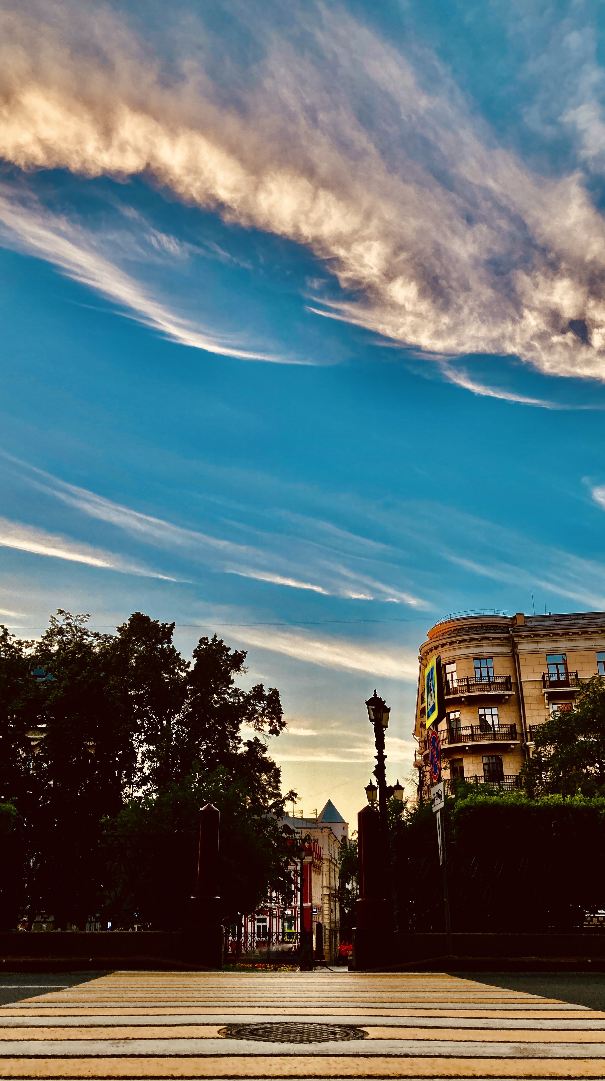 Moscow sky for 06/23/2024 - Moscow, Walking around Moscow, Sky, Weekend, Clouds, Cirrus clouds, City walk, Town, Urban fantasy, Urban environment, Inversion, Gum, Relaxation, Coffee, Longpost