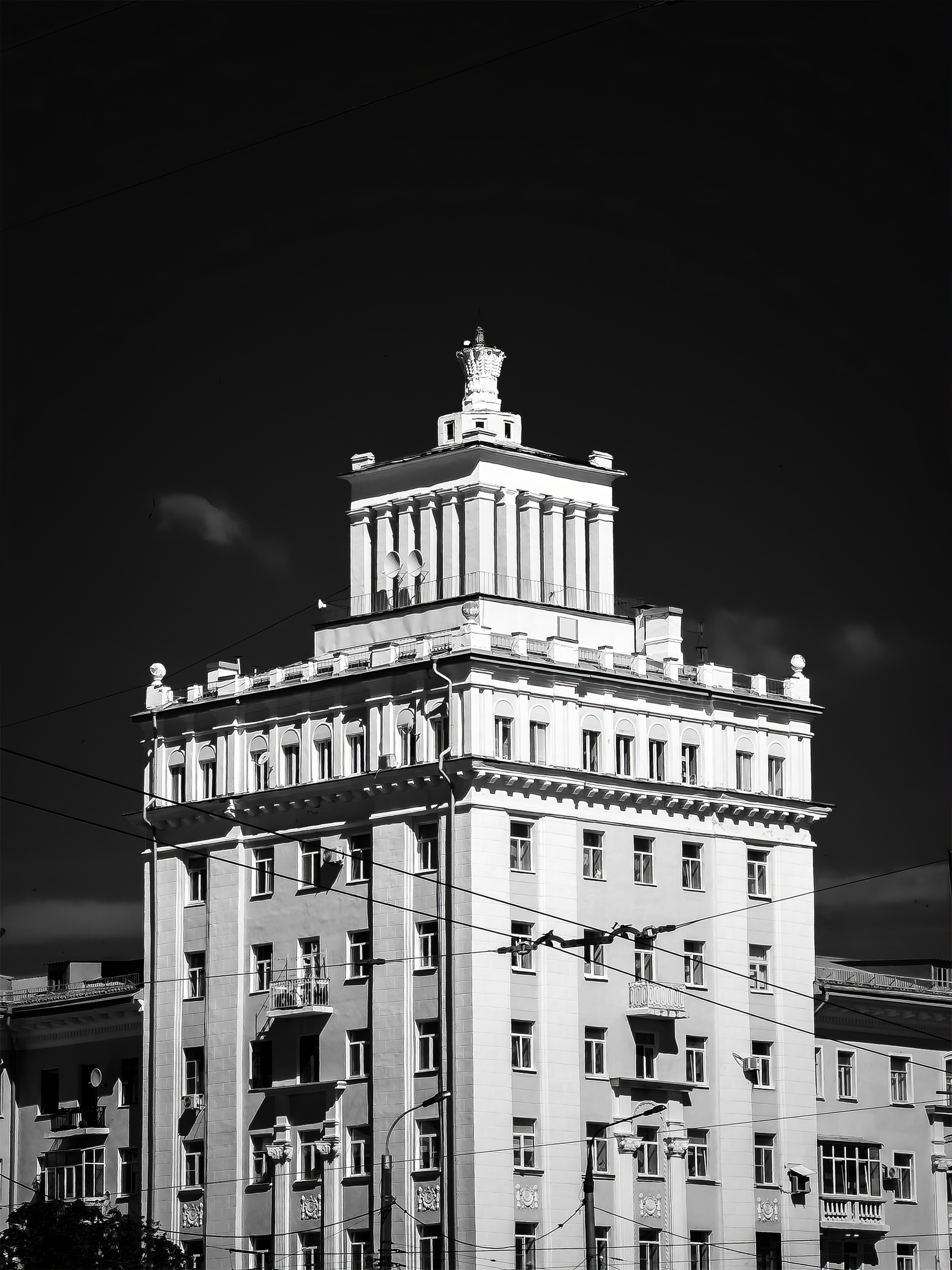 Post #11552052 - My, The photo, Mobile photography, Architecture, Lightroom, Black and white, Kazan, Street photography, Morning, Longpost
