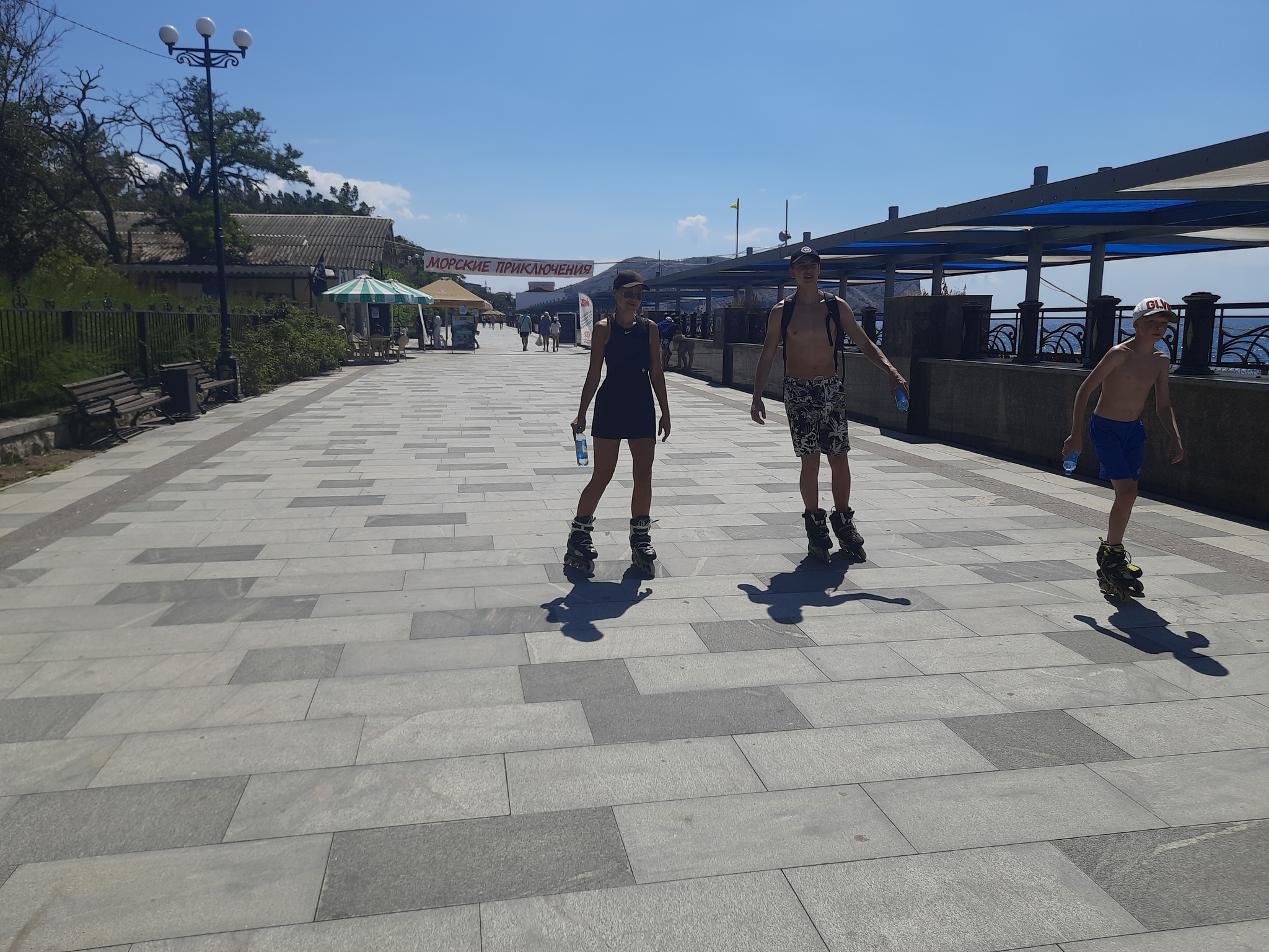 THIS IS HOW GUYS ROLLER ROLLER ROLLER ROLLER ROLLERS ARE ON THE ZUDAK EMBANKMENT - My, The city of Sudak, Crimea, Embankment, Beach, Rollers, Person, The photo, Longpost, The sun