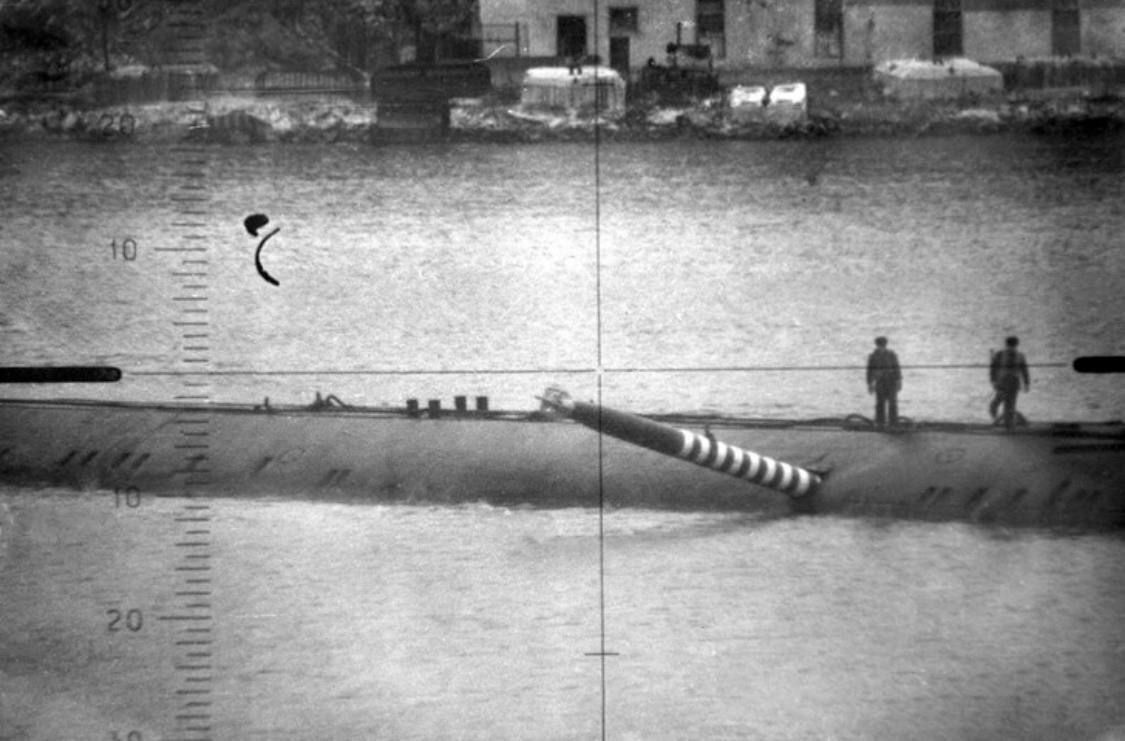 A remote-controlled torpedo sticks out on the side of the K-178 submarine. 1989 - Torpedo, Submarine fleet, Weapon