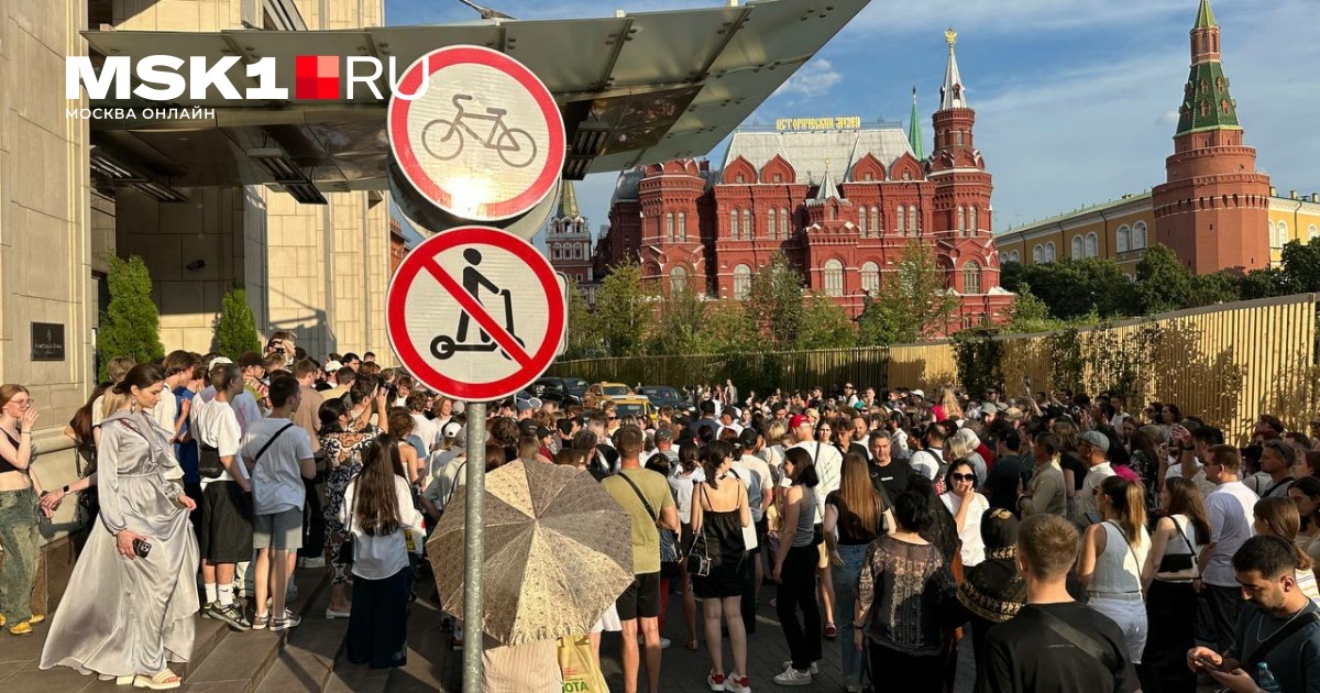 Waiting for Kanye West at the hotel to take a photo of him with the iPhone they were queuing for last time. - My, Humor, Memes, No rating, Queue, Kanye west, Sad humor, Moscow