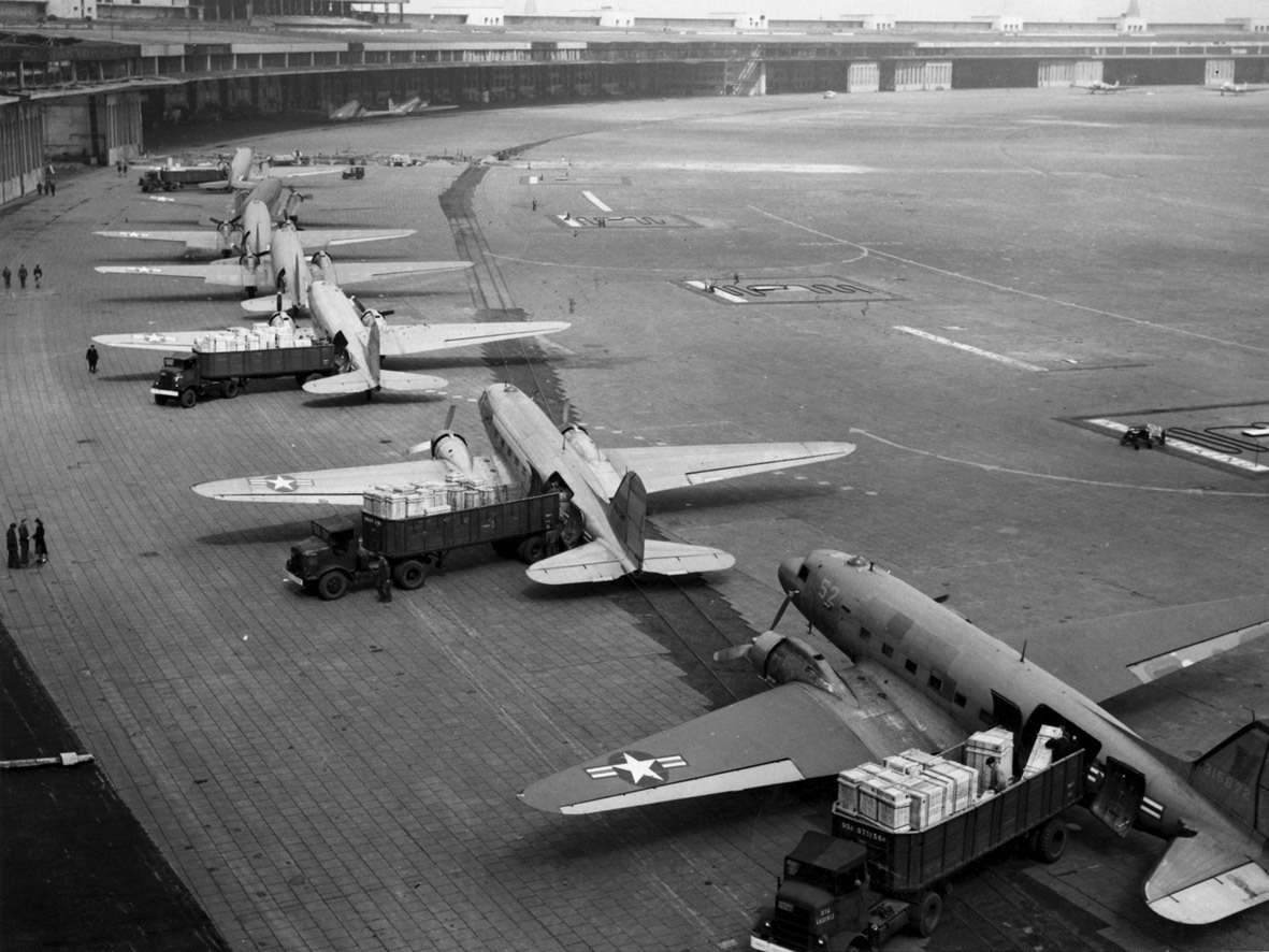 Siege Berlin - The Second World War, Cold war, USA, Great Britain, Germany, Aviation, Military equipment, Airplane, Berlin, Logistics, History (science), Historical photo, Old photo, The photo, the USSR, An occupation, Blockade, The rescue, Humanitarian aid, Longpost