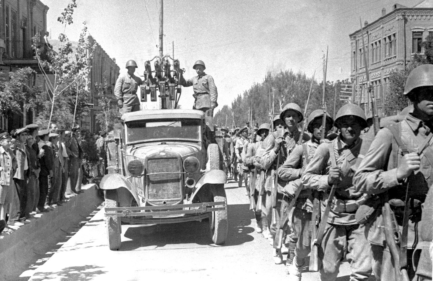 Units of the Red Army enter Iranian Tabriz. 1941 - Military equipment, Old photo, Weapon, Iran, The Second World War, Red Army, The soldiers, The photo