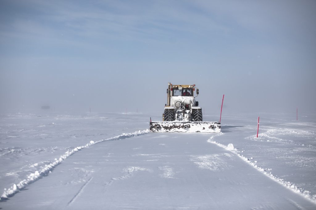 Why winter road builders “lick” the tundra and how ice crossings are “hardened” - My, Energy (energy production), Nauchpop, Field, Watch, Winter road, Road, Snow, Longpost