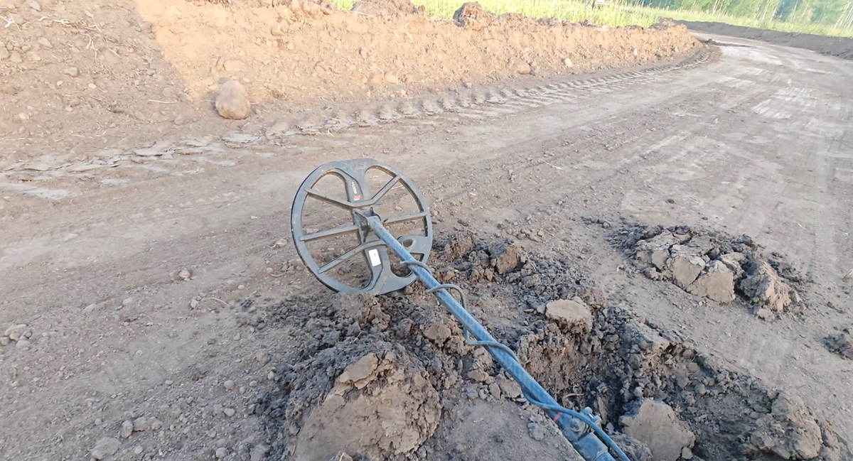 They are building a road in a field and it would be a shame not to pass there with a metal detector - My, Find, Abandoned, Search, Longpost