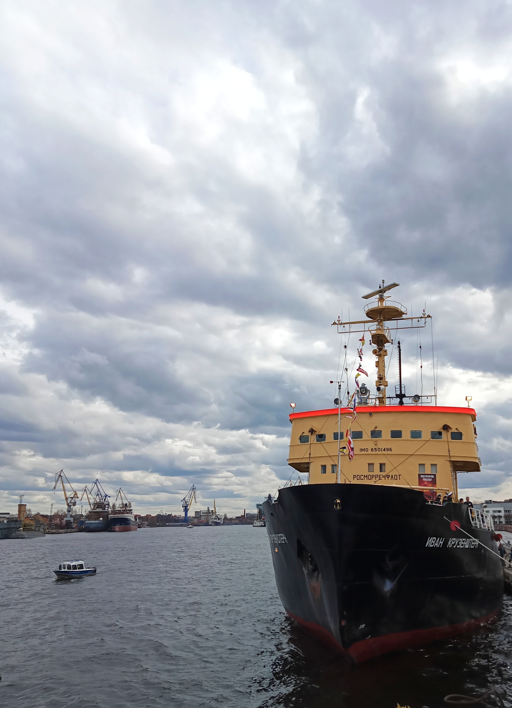 It's always (?) cloudy in St. Petersburg - My, Saint Petersburg, Mainly cloudy, Cloudy, Neva, Architecture, Seagulls, Mobile photography, Longpost