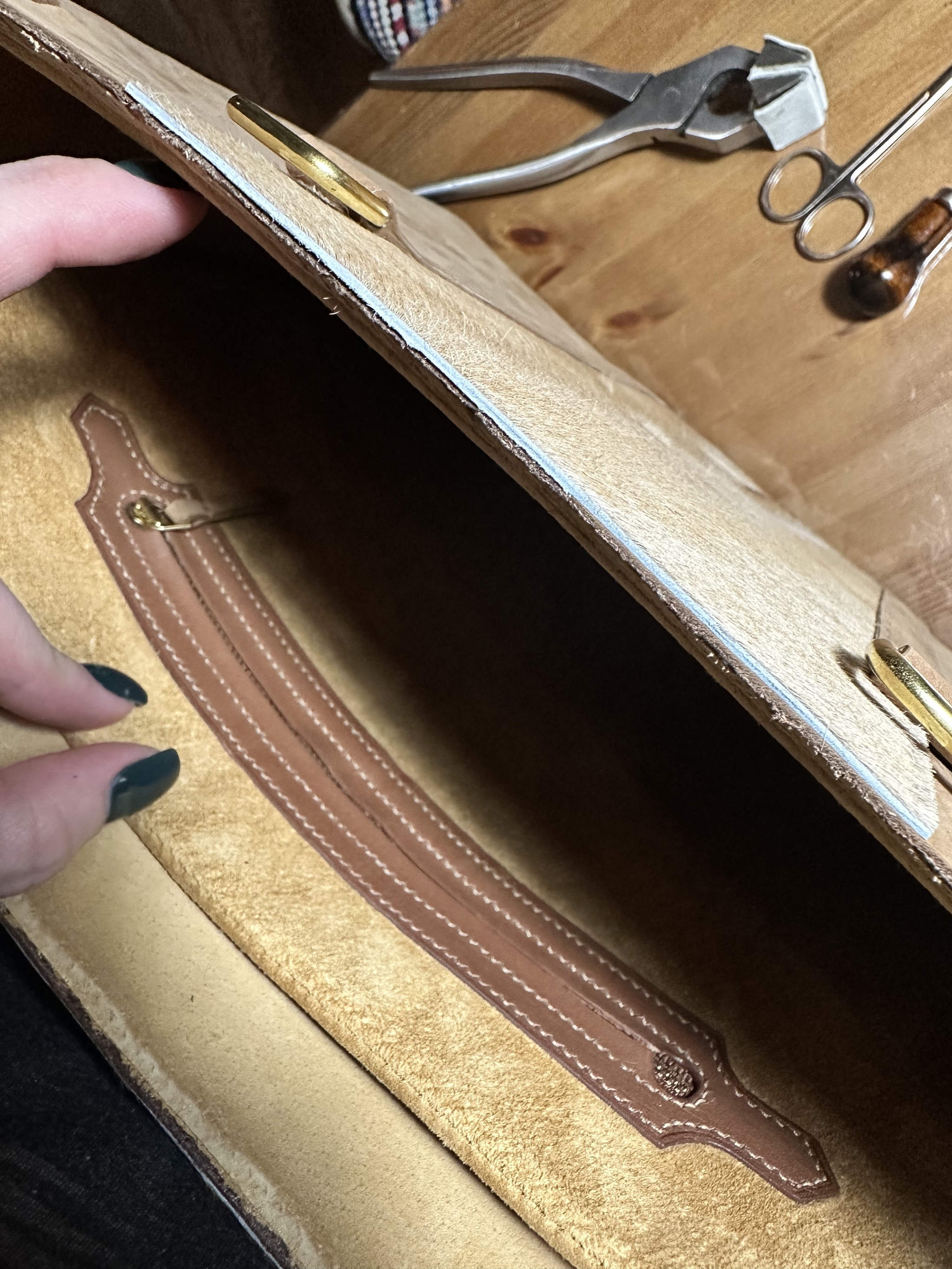 Finished my first briefcase - My, Leather products, Natural leather, Needlework with process, Needlework, Process, Сумка, Briefcase, With your own hands, Video, Vertical video, Longpost