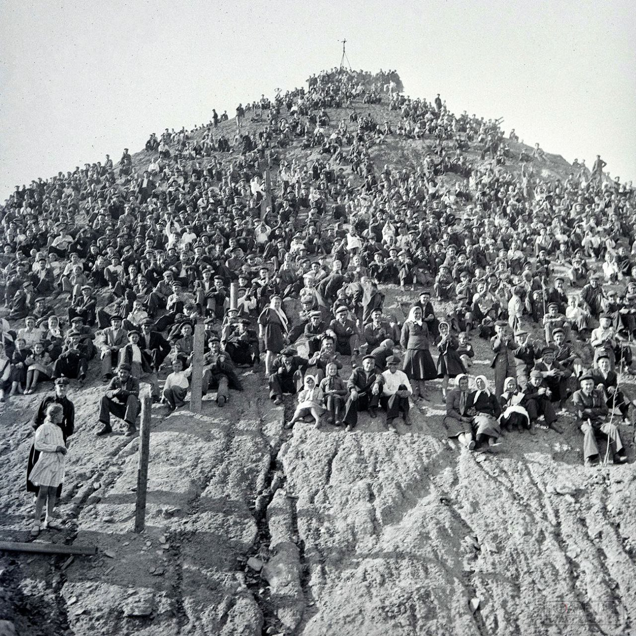 Fans on the waste heap near the Shakhtar stadium watch a football match. Stalino (now Donetsk), 1952. Photo: Evgeniy Khaldey - Болельщики, the USSR, Football, Match, Donetsk, Childhood in the USSR, Made in USSR, Retro, 50th, Film, Telegram (link)