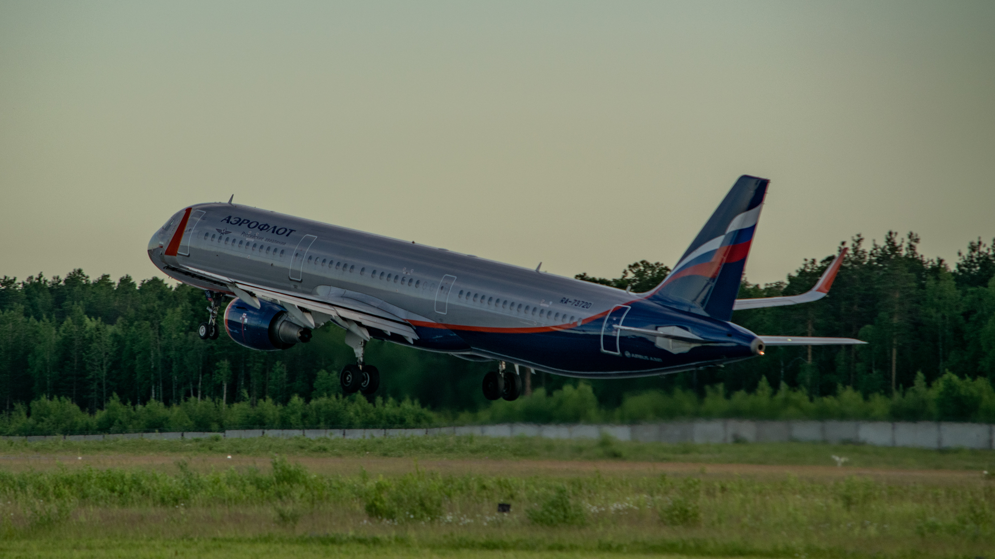 Spotting at the airport in Surgut, 07/07/2024 - My, Surgut, KhMAO, The airport, Spotting, The photo, Airplane, Aviation, Summer, Longpost