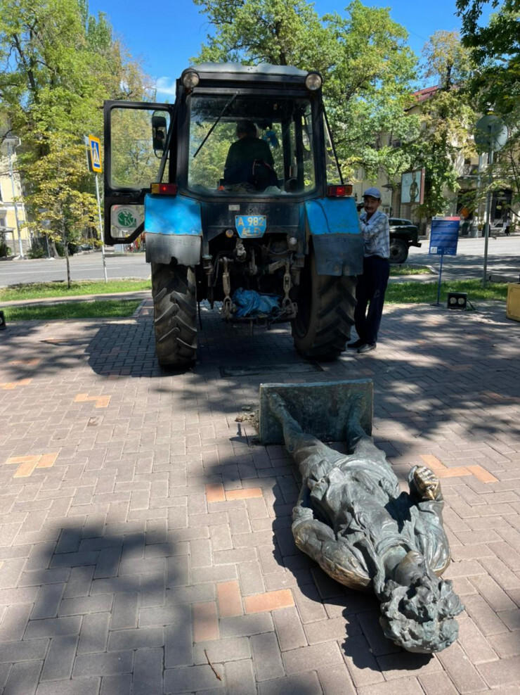 A monument to Viktor Tsoi was demolished in Seoul - My, South Korea, Seoul, Music, Viktor Tsoi, Satire, IA Panorama