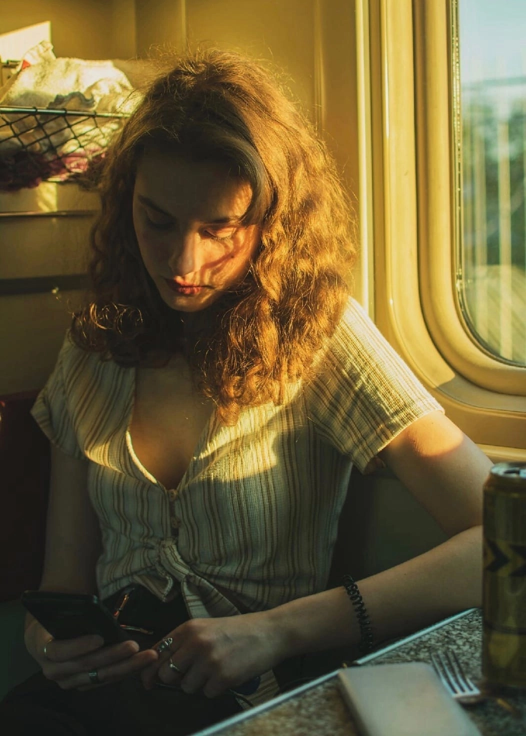 She goes to St. Petersburg to submit documents to the Polytechnic and doesn’t even know how beautiful she is in this setting sun - The sun, Girls, The photo, Sunset, A train