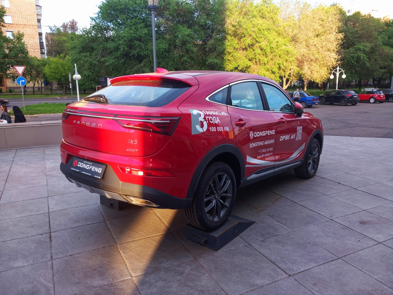 Chinese Dongfeng cars in Abakan. Exhibition copies in the city do advertising. Dongfeng DFSK ix5 on the podium - My, Chinese goods, Auto, Chinese cars, Exhibition, Advertising, Abakan, Khakassia, Siberia, Longpost, Dongfeng