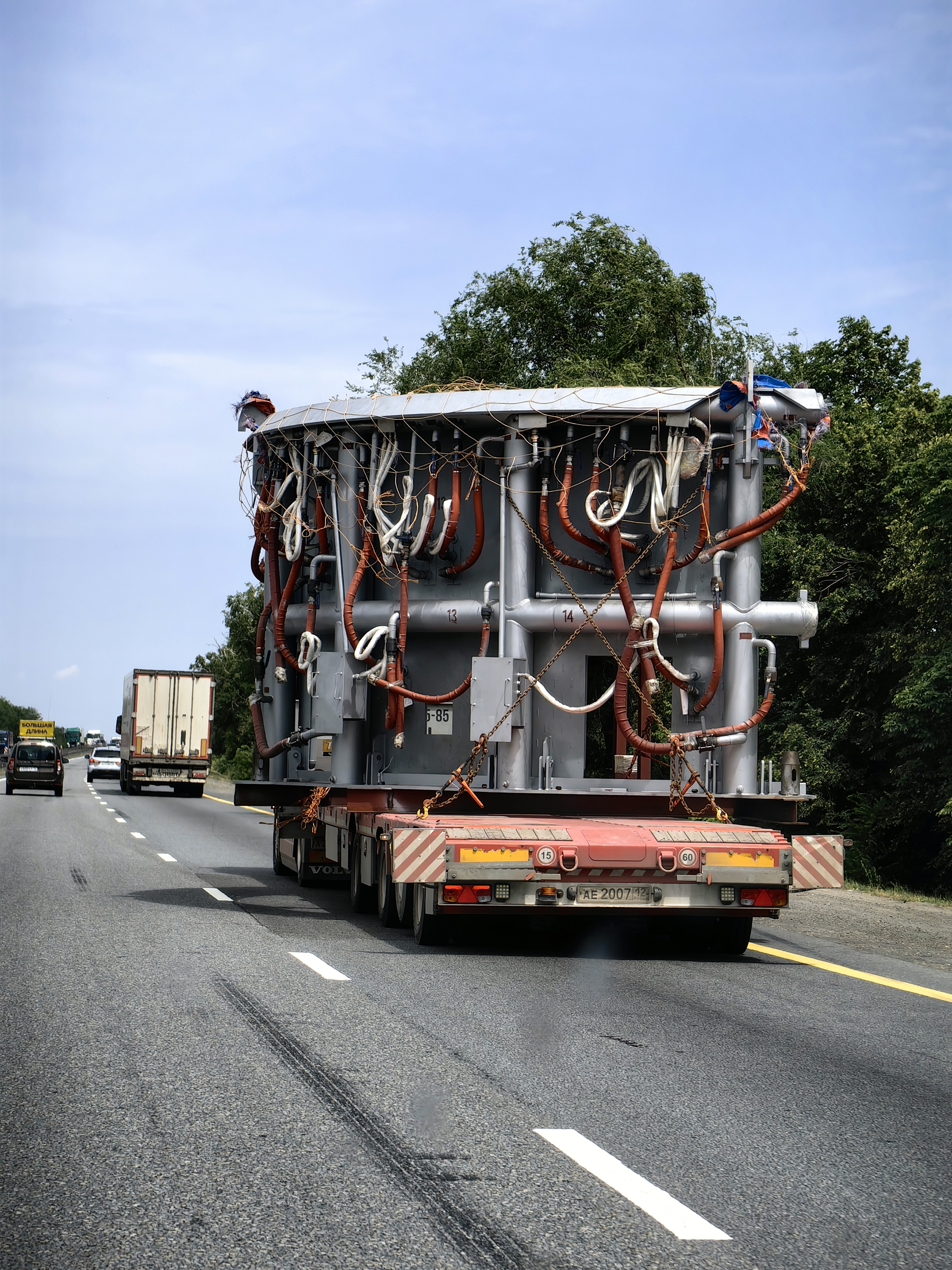 Help me understand what kind of cargo this is? Met on the M4 Don highway - Question, Ask Peekaboo, What's this?