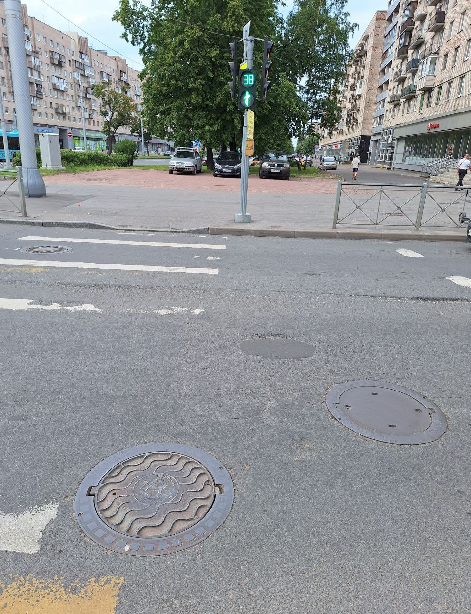 How Vodokanal St. Petersburg “cleans” storm drains - My, A pedestrian, Parking, Violation of traffic rules, Saint Petersburg, Housing and communal services, Alexander Beglov, Carelessness, Mat, Longpost