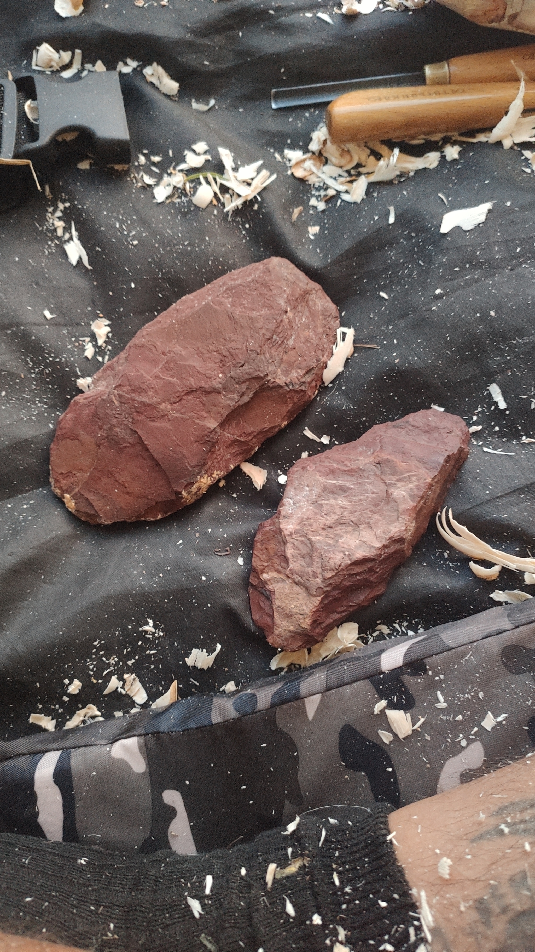 I'm walking 1000 km with my dog, today I overloaded my left leg and started making a stone axe! I only use stone tools when traveling. - My, Travels, Travel across Russia, Hiking, Tourism, Survival, Longpost