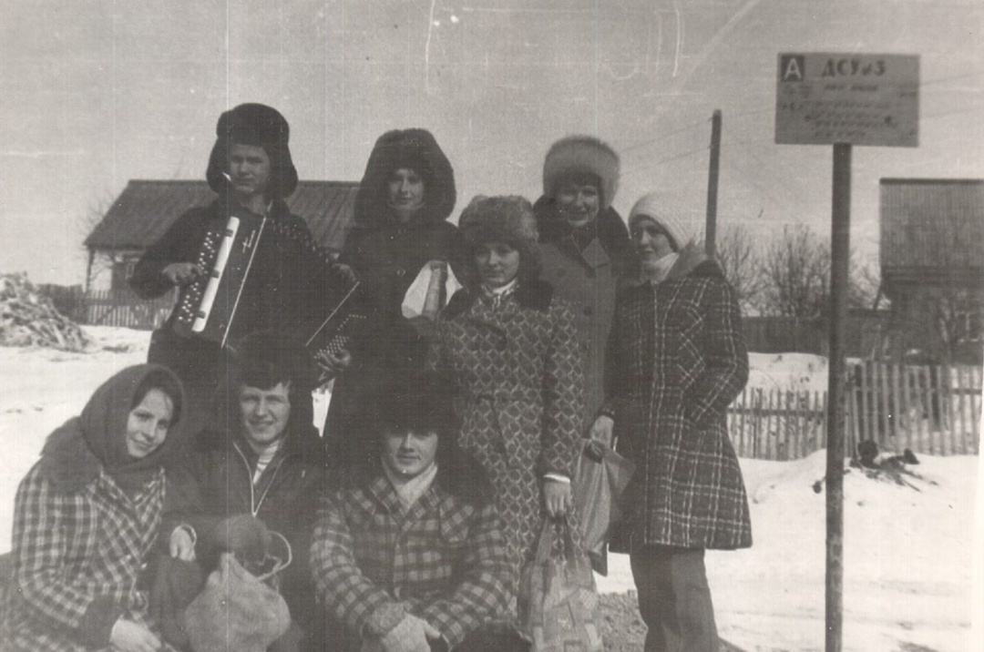 Baymak. School number 2. Propaganda brigade. Performance at a bakery. Teacher Vasyuchkova Angelina Ivanovna. Year unknown - the USSR, Black and white photo