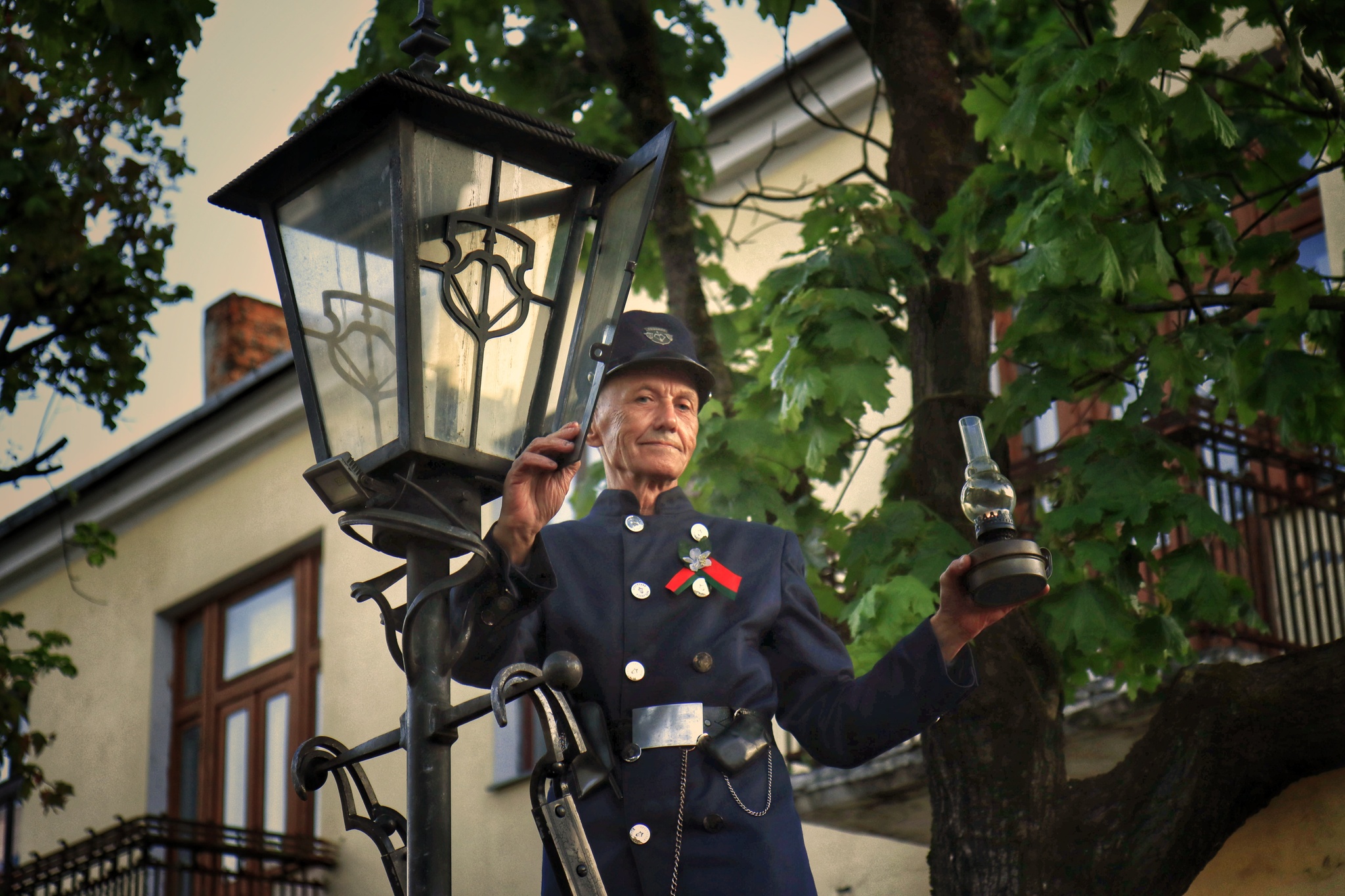 Giving people light and warmth - My, Brest, Lamp, Lamplighter, Republic of Belarus, The photo