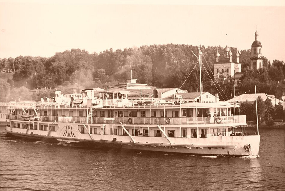 On the shore of the reservoir, a paddle steamer from 1958 has been rusting for 30 years - what remains of the “former luxury”? - My, Abandoned, Local history, sights, Travels, The photo, Longpost