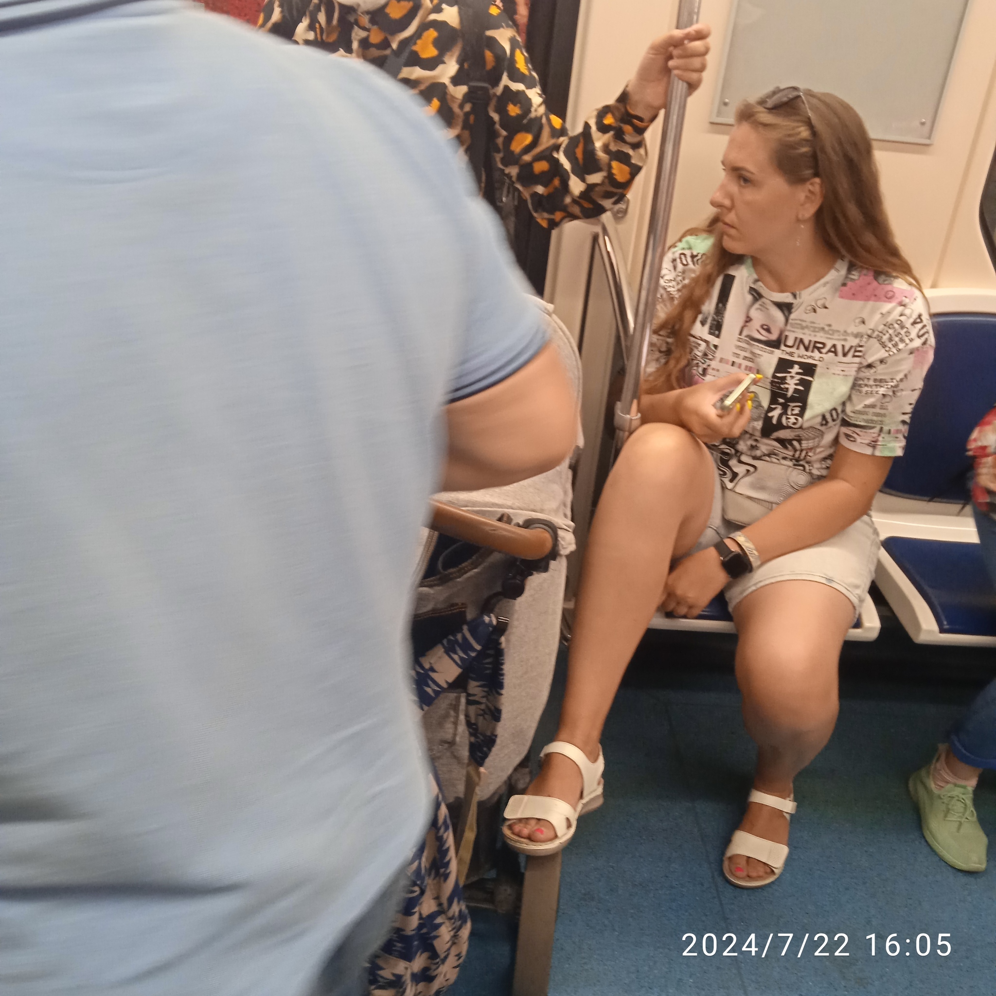 St. Petersburg, metro, yazhmat (sitting on the right). Before this, there was a free area near closed doors (at Gostinny Dvor) - My, Negative, Contempt, Mobile photography, Пассажиры, Public transport, Society, Saint Petersburg, Mother Heroine, Metro SPB, Metro, Longpost