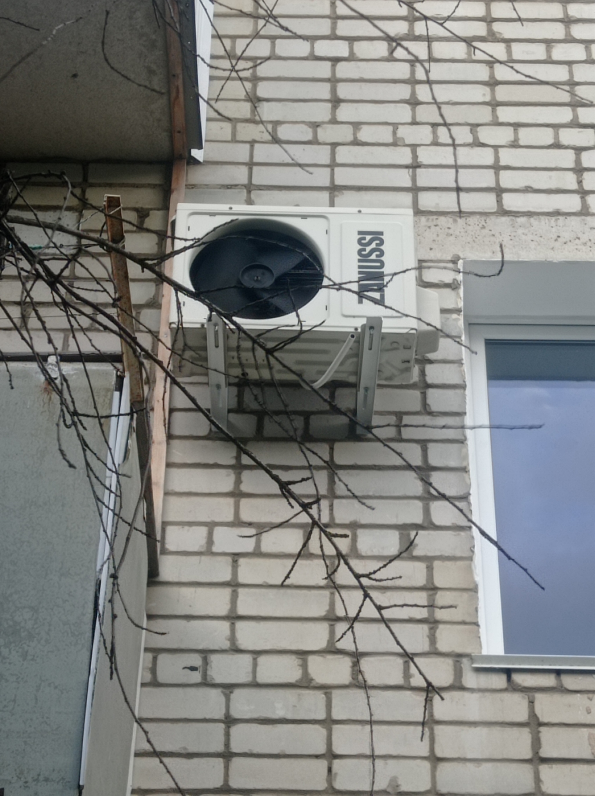 What to do? Air conditioning on the balcony - My, Neighbours, Volgograd, Situation, Air conditioner, Impudence, Longpost