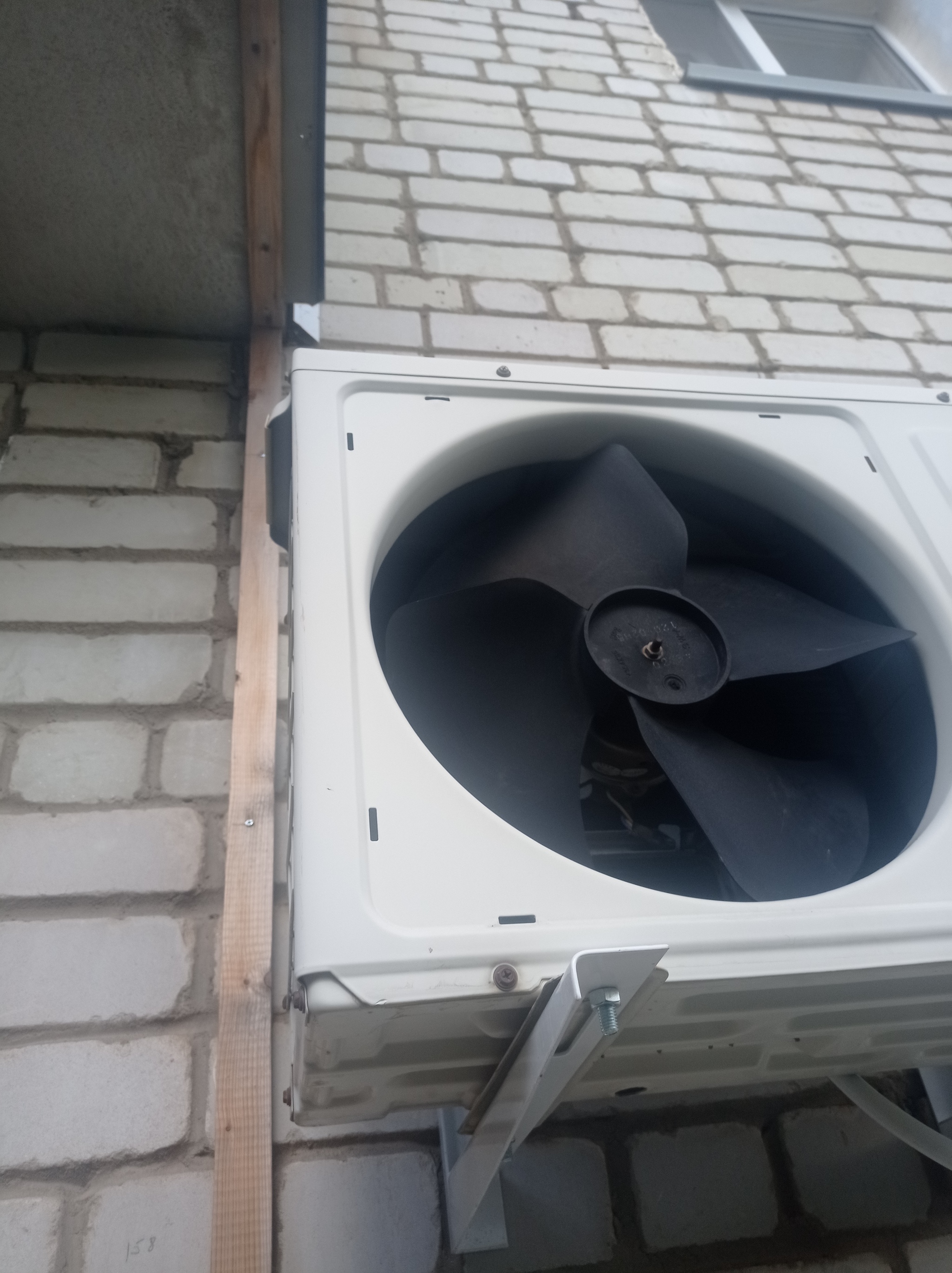 What to do? Air conditioning on the balcony - My, Neighbours, Volgograd, Situation, Air conditioner, Impudence, Longpost