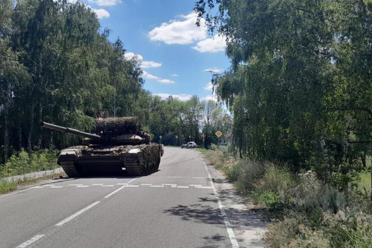 In the Belgorod region, a tank ran over and crushed a Niva along with its retired driver - Tanks, Road accident, Negative, Politics, Special operation