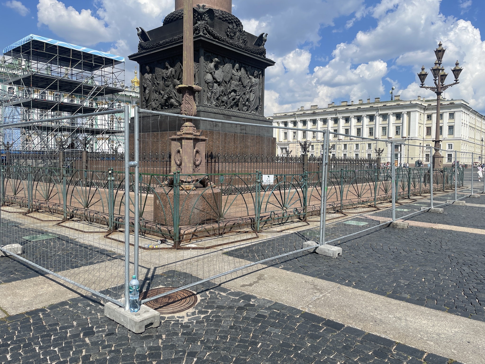 fence fence fence - Saint Petersburg, Palace Square, Hermitage, Fence, Street photography