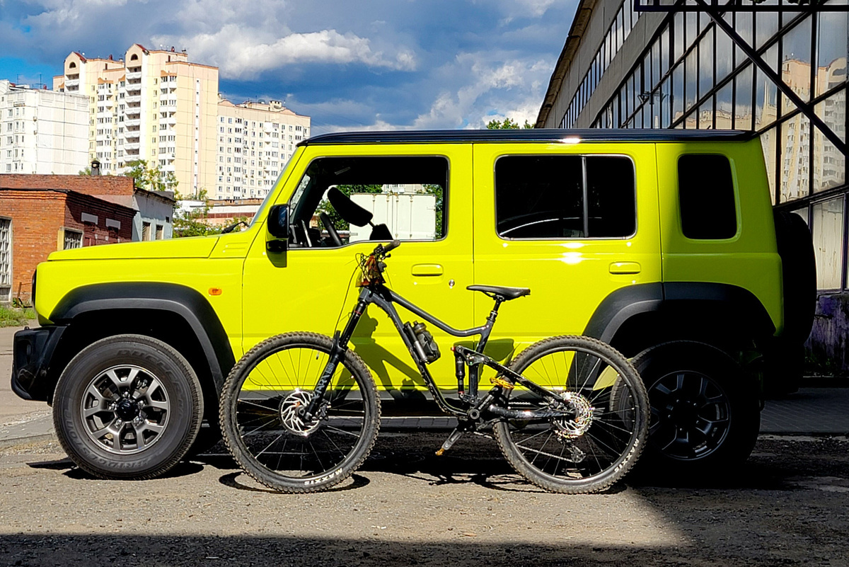 Почему пять дверей уже не помогут Suzuki Jimny. Превратит ли длинная база машину-игрушку в полноценный автомобиль? - Авто, Техника, Тест, Suzuki, Внедорожник, История автомобилей, Гифка, Длиннопост