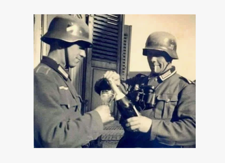 What kind of colored shields were on fascist helmets? - Helmet, Helmet, Nazis, Military history, Technologies, The Second World War, Artist, Art, Military, Wehrmacht, Life stories, History (science), The photo, Youtube, Video, YouTube (link), Longpost