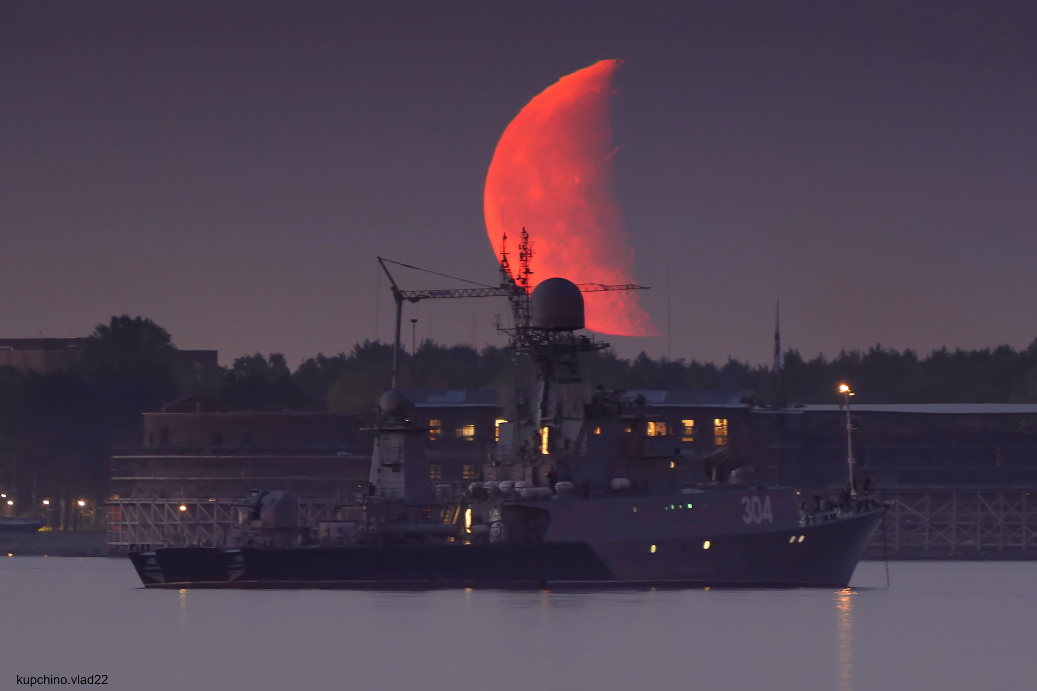 Такая разная Луна 28 июля. ВМФ - 2024 - Моё, Фотография, Санкт-Петербург, Луна, Кронштадт, Финский залив