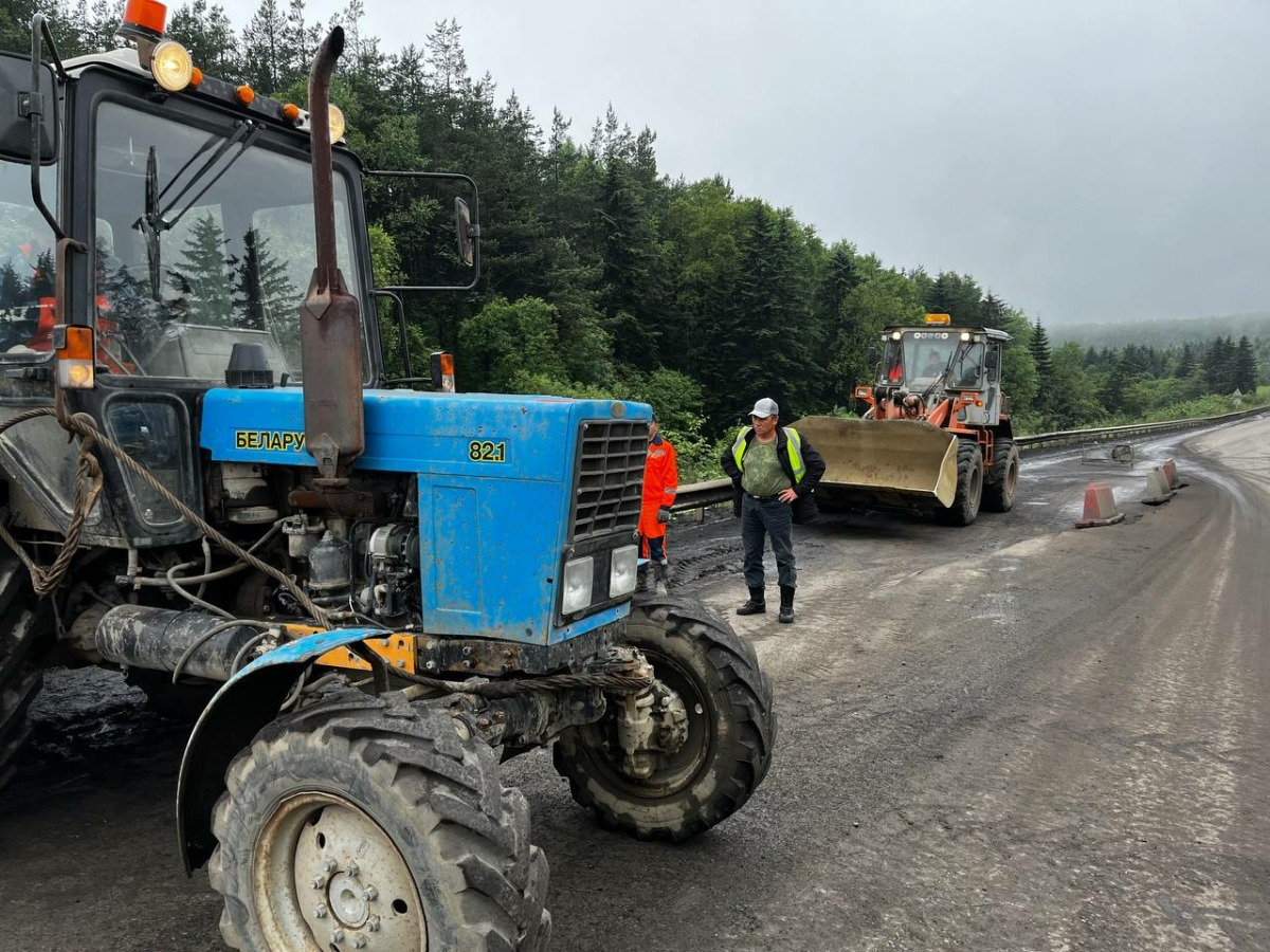 The road cracked on Sakhalin - My, news, Politics, Sakhalin Region, Sakhalin, Road, Auto, Motorists, Safety, Crack, Driver, Transport, Video, Youtube